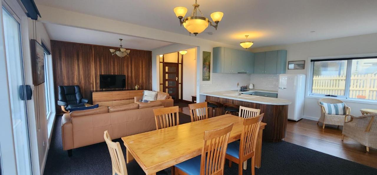 Stanley Village Waterfront Accommodation Bagian luar foto